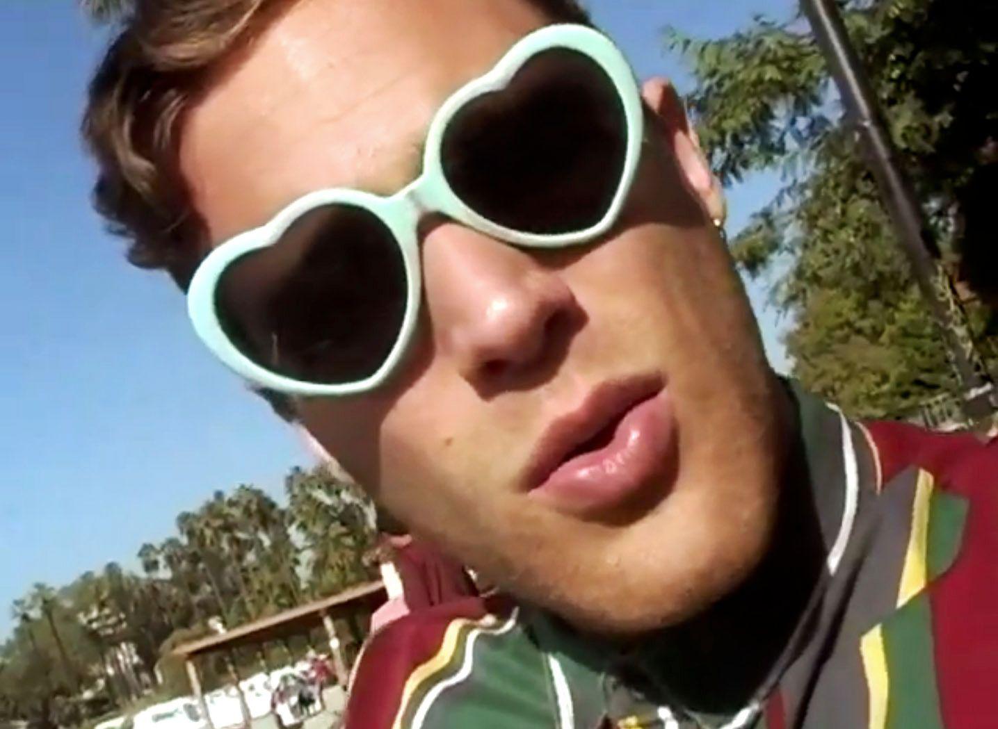 Bouncy Electro Pop from Los Angeles. - Aaron Taos: Saboteur (music video)