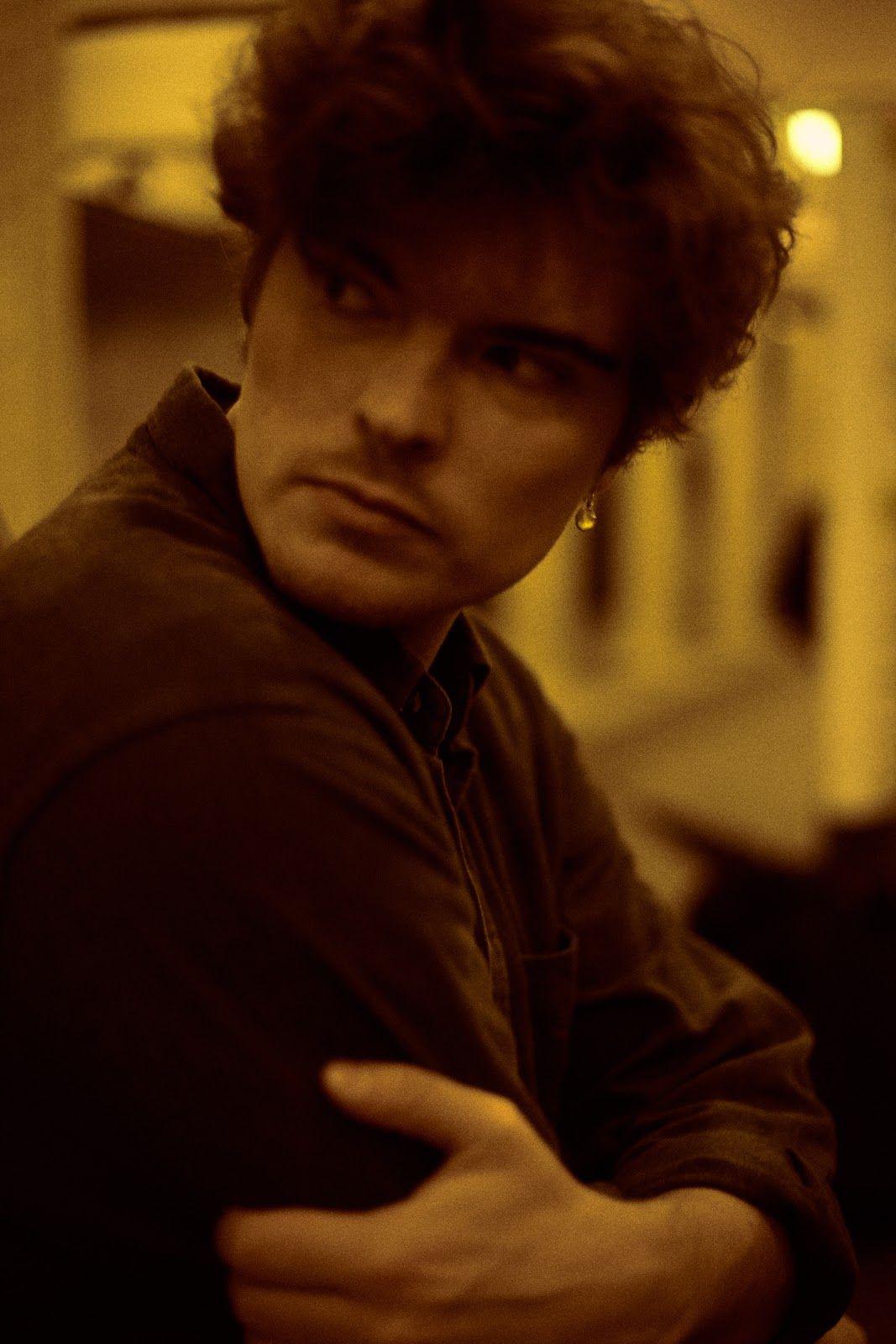 Angelic Piano Pop from Berlin for Fans of Rufus Wainwright. - Andreas Vey: The One (Music Video)