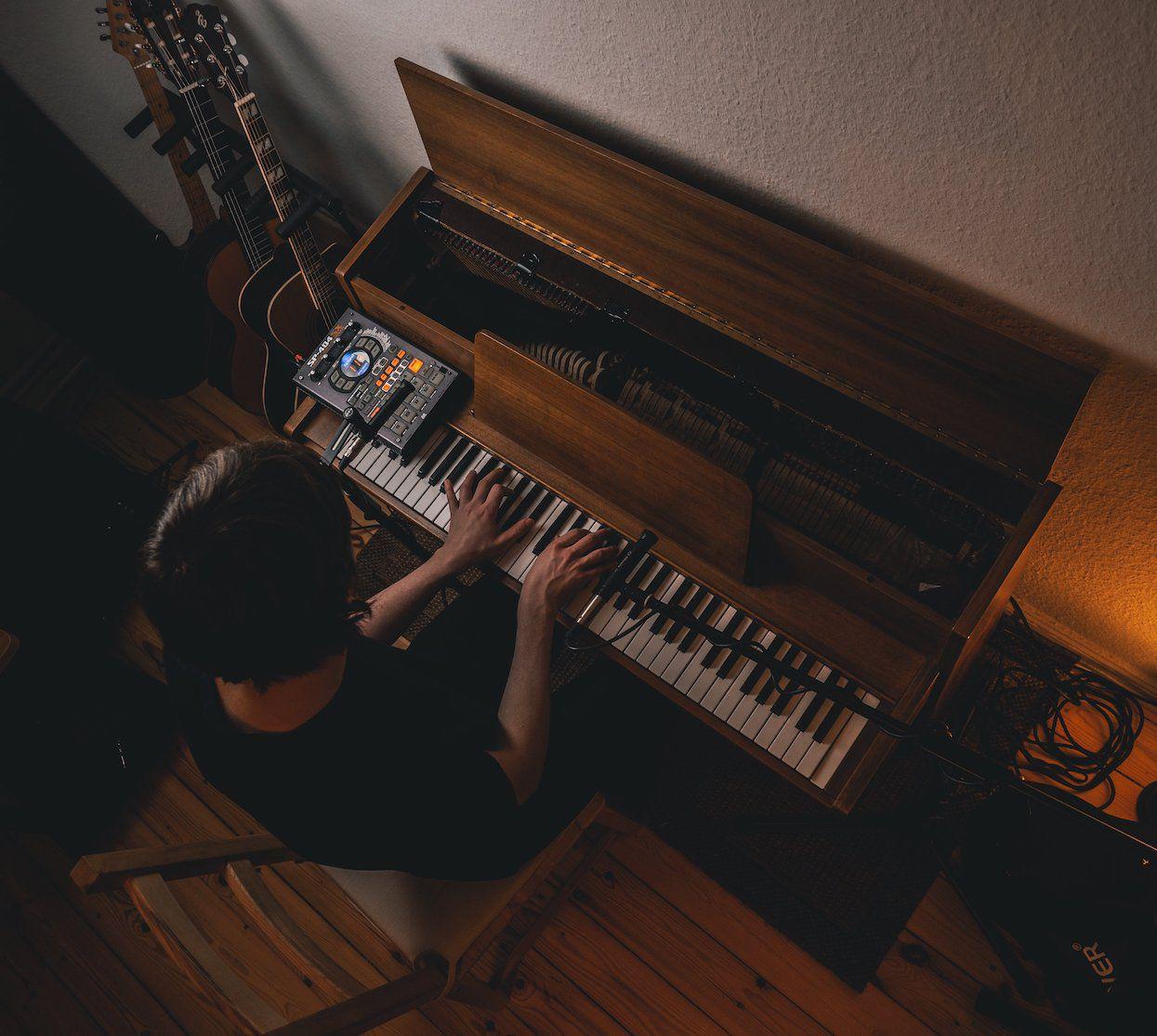 Evocative Folk Pop from Berlin for Fans of Elliott Smith. - Elkvilla: Hunting